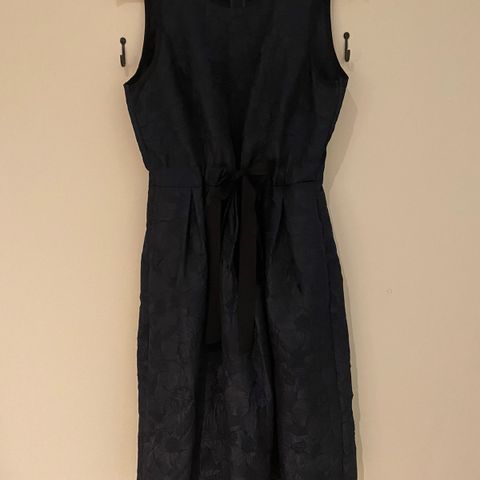 Mørkeblå kjole i strukturert stoff str 40
