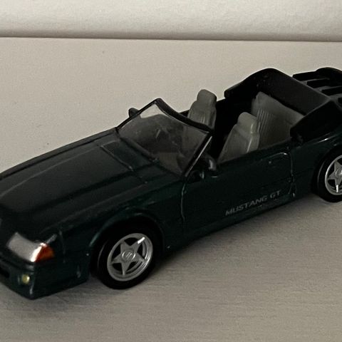 1989 Mustang GT Convertible i 1 43 skala fra New Ray