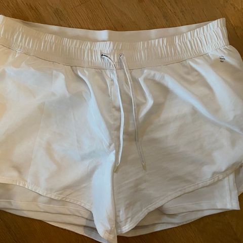 Hvit shorts str 46/xl med innershorts. Brukt 1 gang