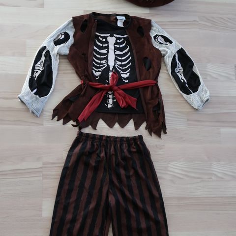 Pirat/skjelett kostyme (5-6 år)