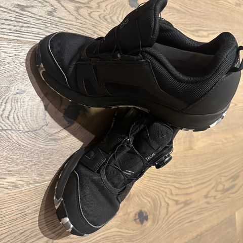 Adidas terrex sko med Boa-system. Lite og pent brukt av et barn. 400,-