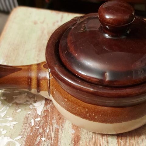 Ildfast gryte/Form. I keramikk med håndtak og lokk