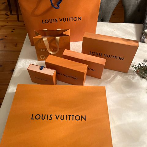 Louis Vuitton esker og LV papirposer. Kom med bud!