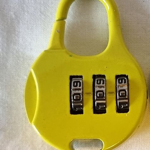 Gul lås og gul merkelapp til koffert