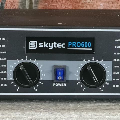 SKYTEC PRO 600 Forsterker 2×300 watt