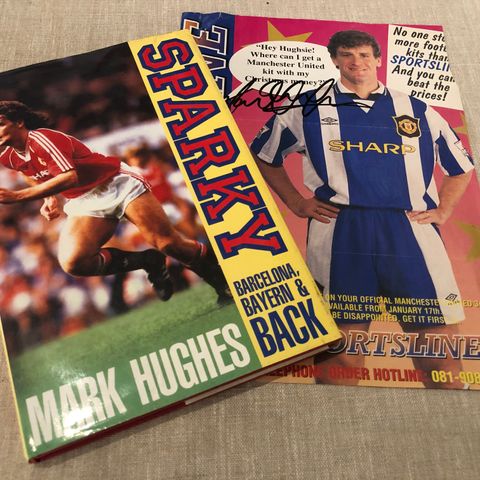Manchester United - Mark Hughes «Sparky» bok og signert utklipp