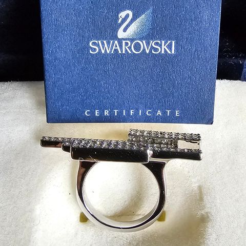 Ny Swarovsky ring med 60 stener str. 53