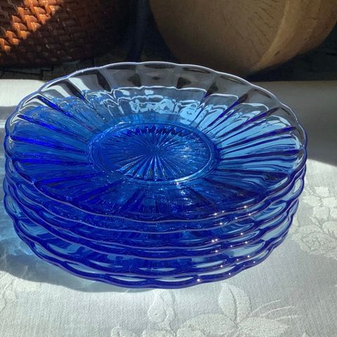 6 stk, sjeldent pene, vintage blå asjetter i pressglass