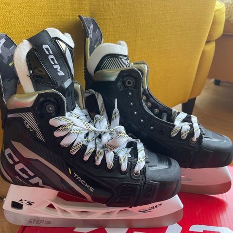 *Helt Ny* CCM Tacks AS-V SR str. 42.5 / US 7.5 Regular hockey skøyter ASV