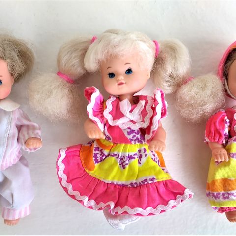 3 vintage små babydukker som likner Barbies småsøsken.