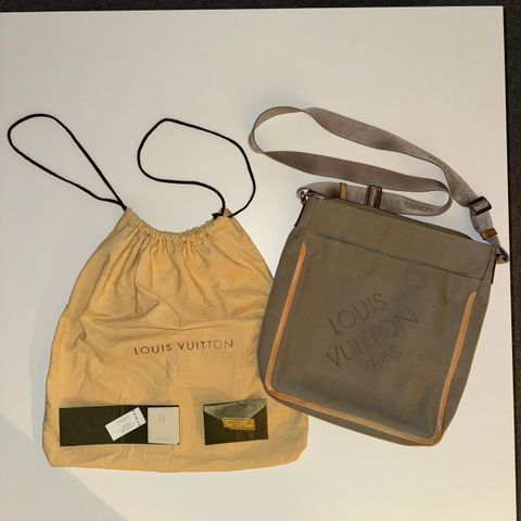 Louis Vuitton messenger bag - Damier Geant canvas.