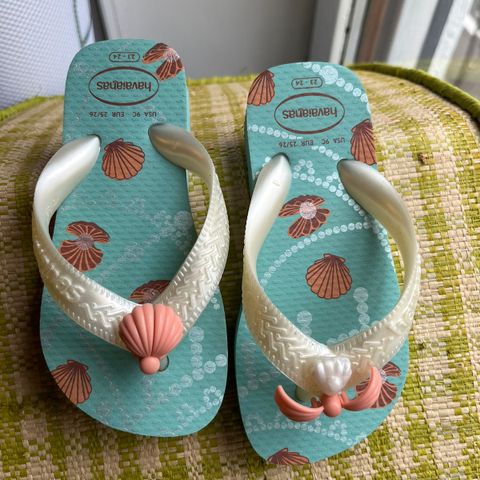 Havaianas , med kamskjellperle som kan åpnes.   Str 23/24