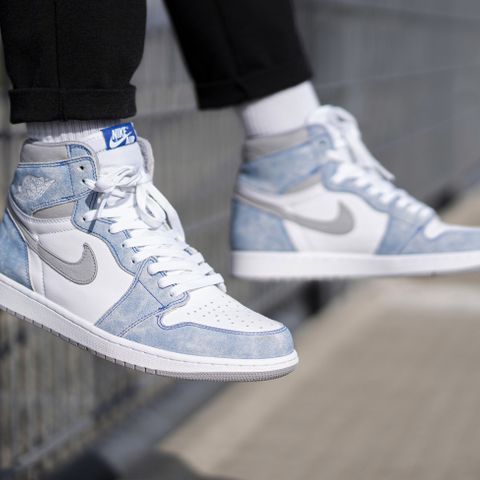 Air Jordan 1 High "Hyper Royal"