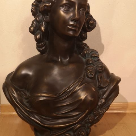 Skulptur av dame