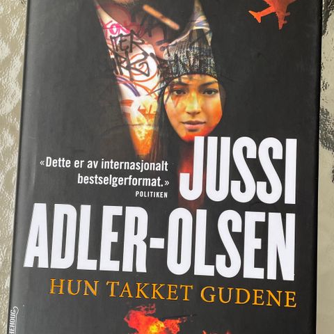 Bok: Hun takket gudene (innbundet) Ny