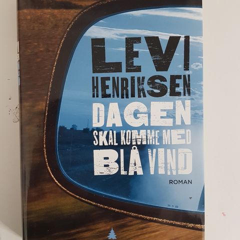 Dagen skal komme med blå vind: roman  Av  Levi Henriksen