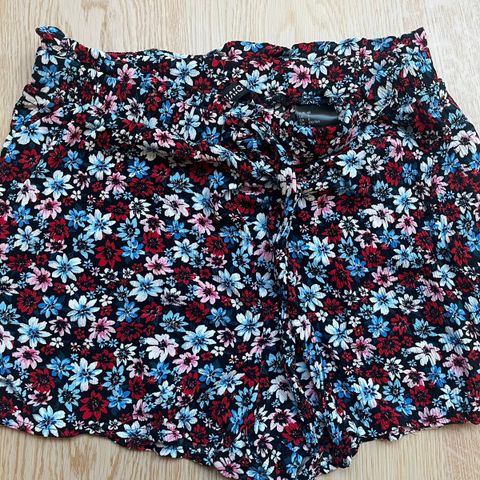 Hm shorts blomstret str 40