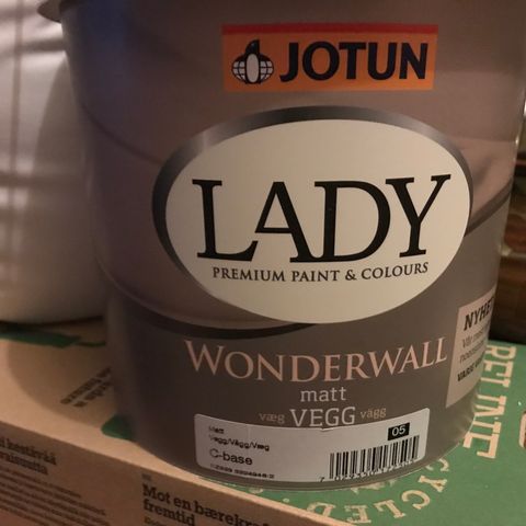 Lady Wonderwall interiørmaling - mørk aubergine