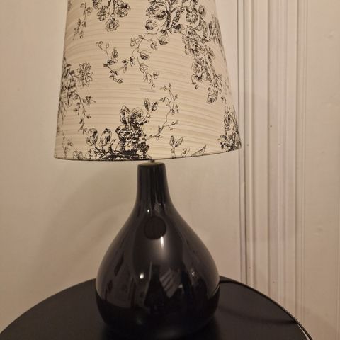 Lampe med skjerm