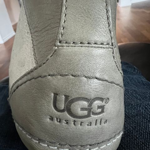 Hvite UGG sko med UGG ullsåle, strl 44,5, lite brukt