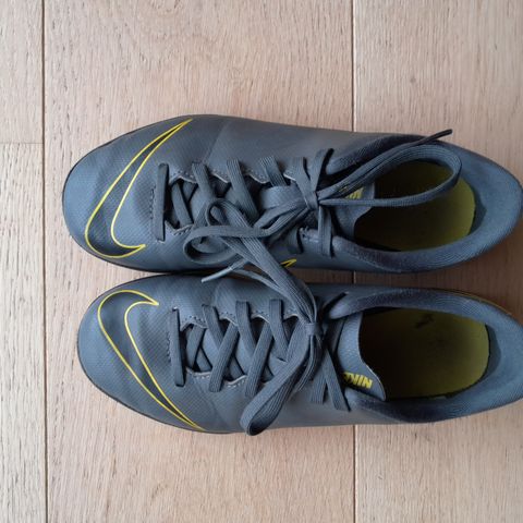 Nike fotballsko strl 35