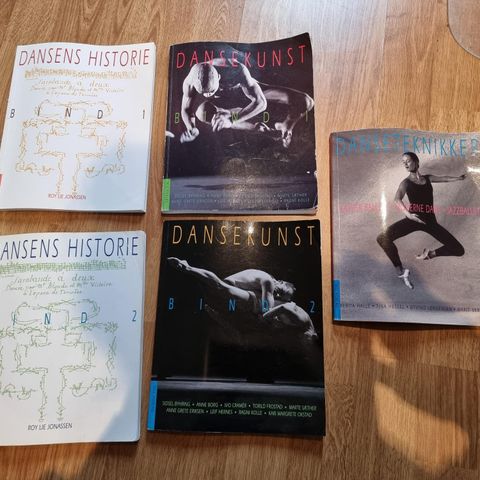 Dansebøker selges samlet