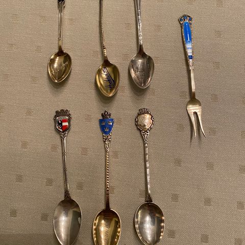 Gamle  souvenir sølv teskjeer, norske og utenlandske, samt en koldgaffel