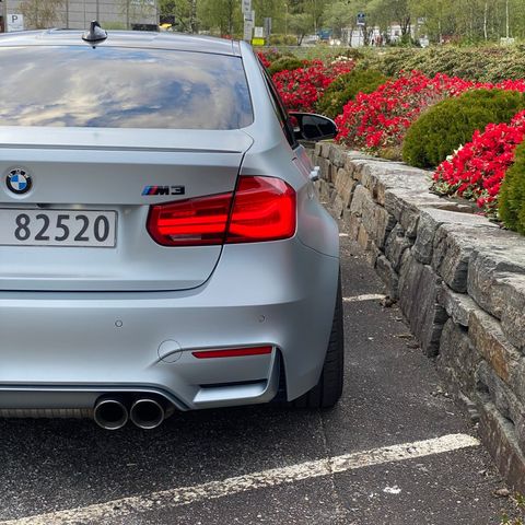 Bmw F80 M3 Lci baklykter US ( helt rød)