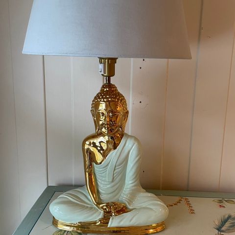 Spesiell Buddha lampe med gulldekor