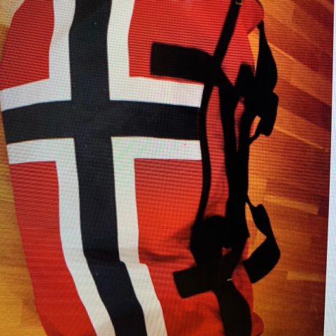 Russebag rød med det norske flagget