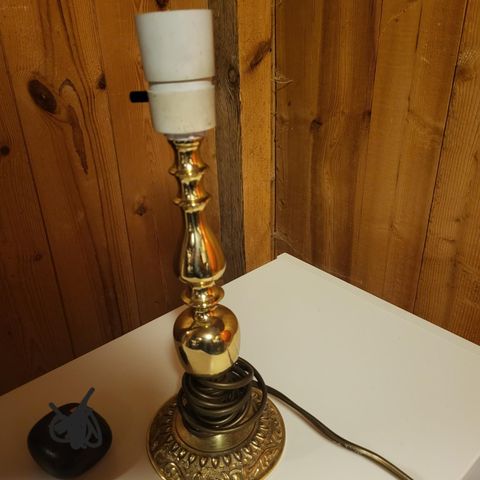 Retro lampe i messingfarge