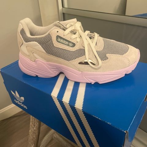 Adidas falcon W