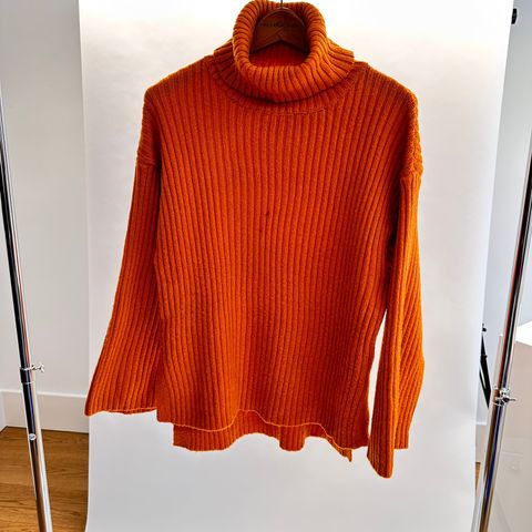 Oransje polo genser fra Gina Tricot