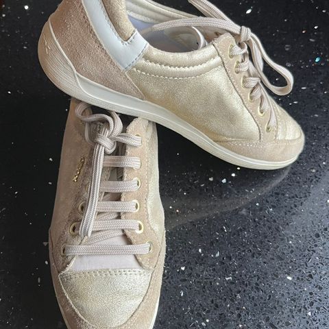 GEOX sneakers i beige skinn/gullskimmer str. 37