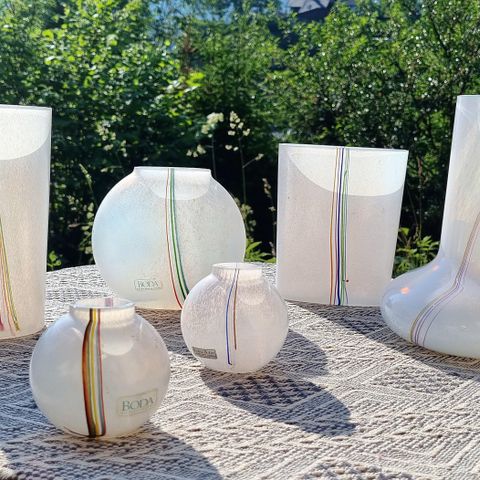 Seks Kosta Boda  "Rainbow" vaser av Bertil Vallien selges samlet