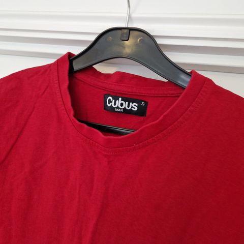 Rød t-skjorte