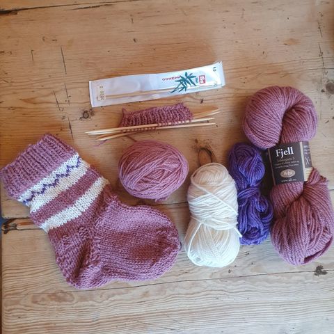 Påbegynt strikketøy- sokker