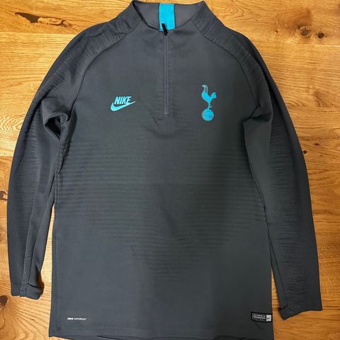 Grå treningsjakke fra Tottenham selges i størrelsen Medium