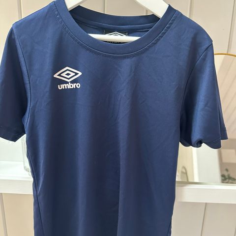 Umbro trenings t-shirt  i str. 7-8 år