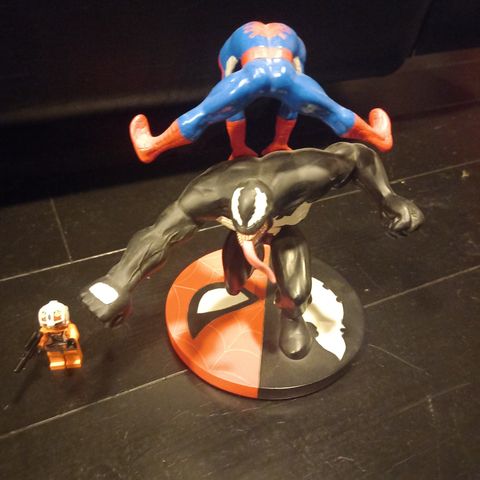 Spiderman  og venom mini skulptur