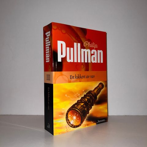 En kikkert av rav - Philip Pullman. 2003