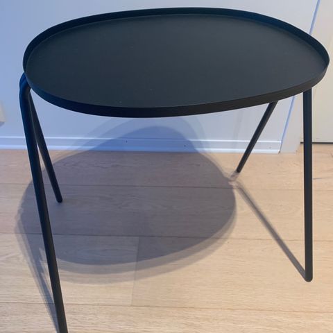 Settebord.  Afterroom Table fra Menu. Powder-coated steel. Hentes i Kopervik.