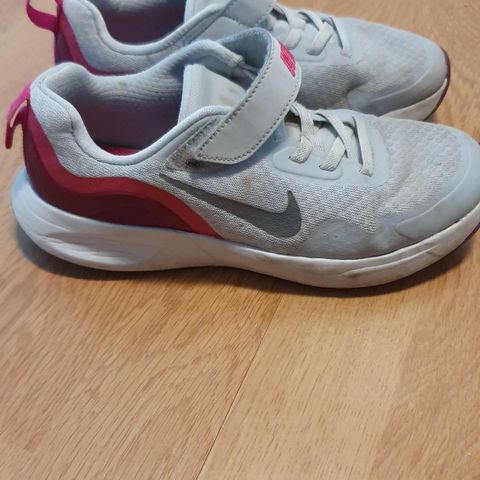 Nike sko str 33.5