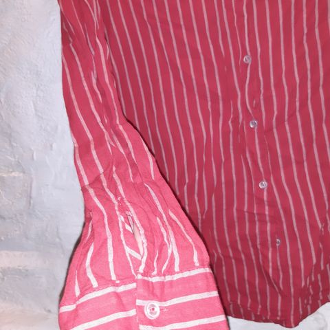 Stripete rød skjorte