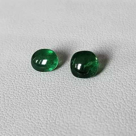 Tsavorite Garnet/ Granat Cabochon Cut