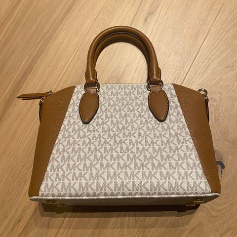 New Handbag: Michael Kors Signature Logo Sienna Messenger Crossbody bag