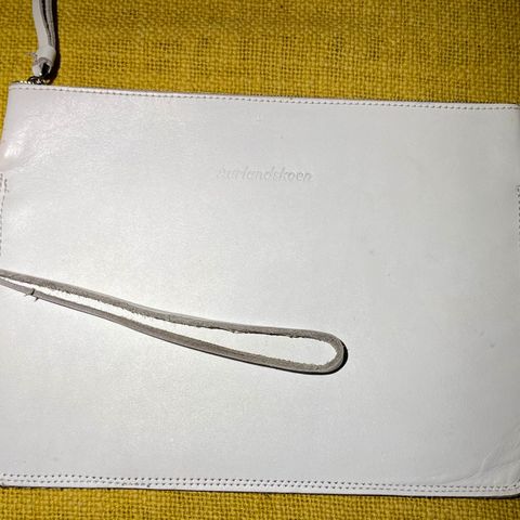 Aurlandsveske (clutch) i hvit farget skinn til salgs.