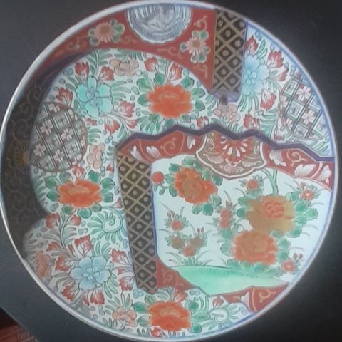To flotte eldre håndmalte japanske porselensfat  - med praktfull dekor