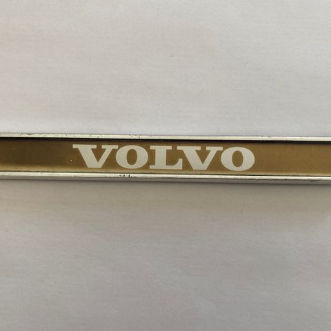 Volvo 140/240 emblem.