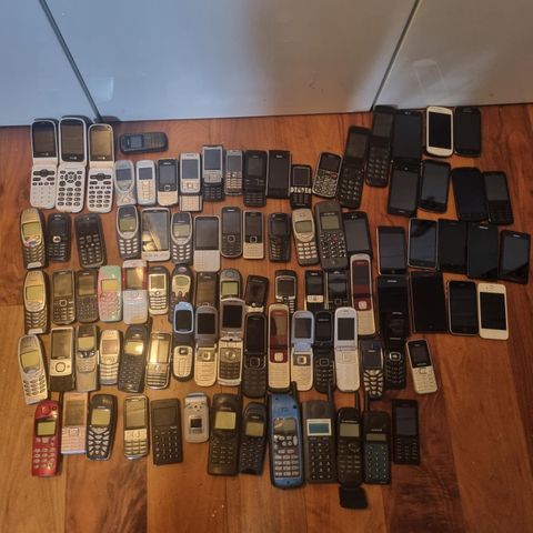 samling av gamle diverse telefoner